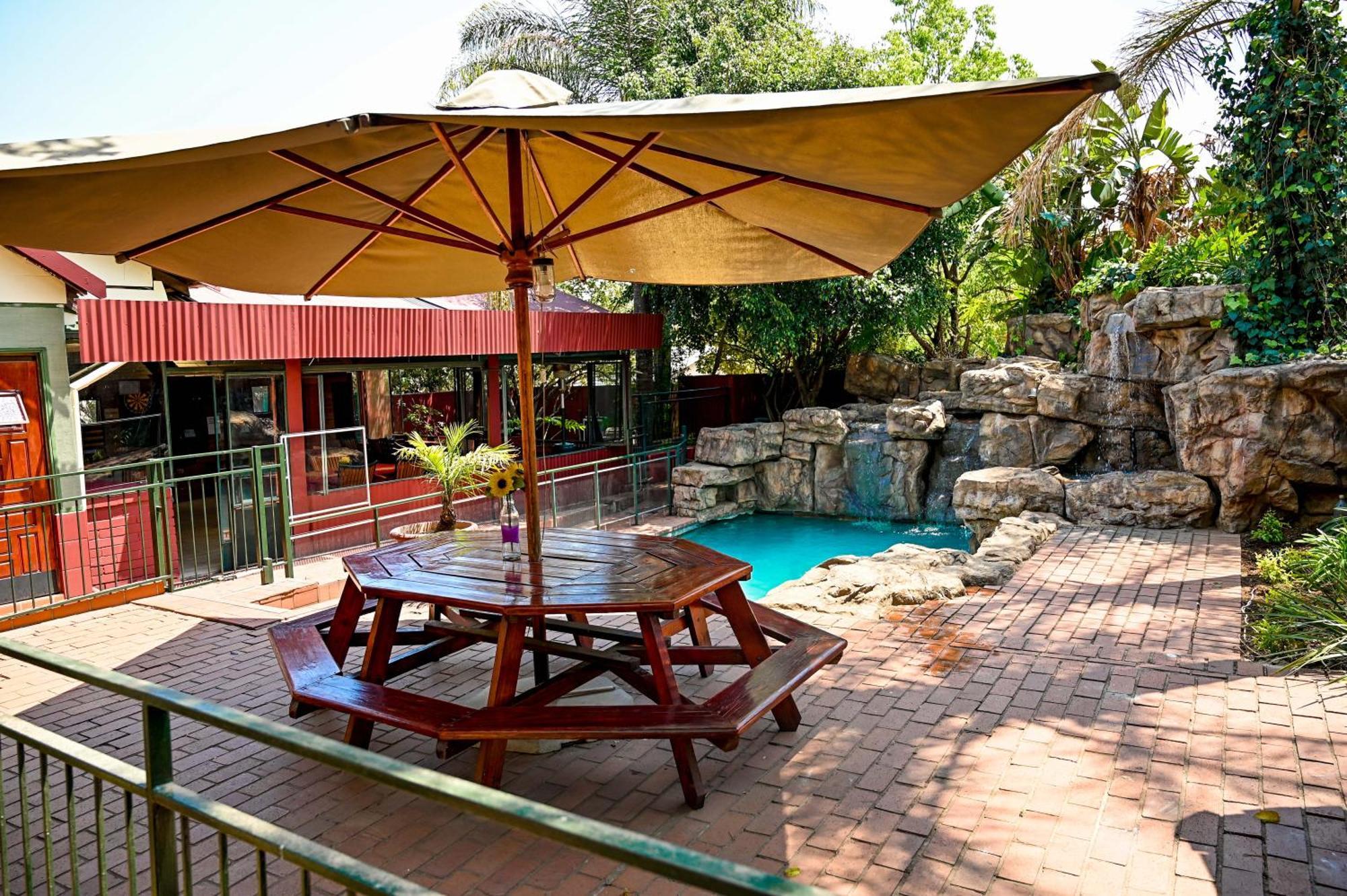 Tudor Lodge Guest House Johannesburg Exterior foto
